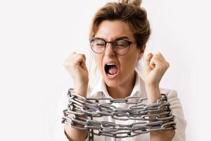 mujer de negocios atada con cadenas está gritando foto