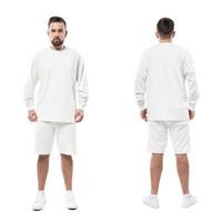 hombre guapo con camiseta blanca de manga larga y pantalones cortos de fondo blanco foto