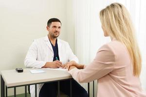 médico y paciente femenino durante la consulta foto