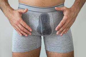 hombre con calzoncillos mojados debido a la incontinencia urinaria foto