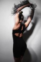 retrato de mujer bailando con largos guantes de tul tomados con una larga exposición para el efecto de desenfoque de movimiento foto