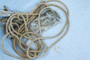 primer plano de la bobina de cuerda náutica en el casco del barco de pesca. foto