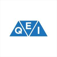 diseño de logotipo en forma de triángulo eqi sobre fondo blanco. concepto de logotipo de letra de iniciales creativas eqi. vector