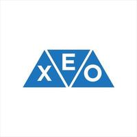 diseño de logotipo en forma de triángulo exo sobre fondo blanco. concepto del logotipo de la letra de las iniciales creativas de exo. vector