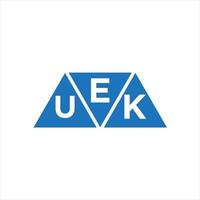 diseño de logotipo en forma de triángulo euk sobre fondo blanco. concepto de logotipo de letra de iniciales creativas euk. vector