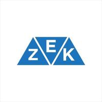 diseño de logotipo en forma de triángulo ezk sobre fondo blanco. concepto de logotipo de letra de iniciales creativas ezk. vector