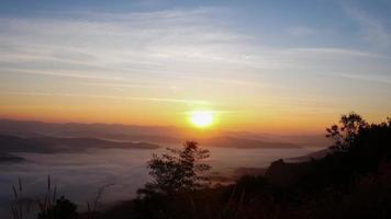 Alba paesaggio al di sopra di montagne e mattina luce del sole video