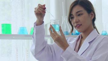 femme scientifique travaillant dans un laboratoire de chimie video