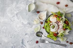 concepto para una comida vegetariana sabrosa y saludable. Vista superior Ensalada griega sobre fondo de piedra. Ensalada de vegetales orgánicos. foto