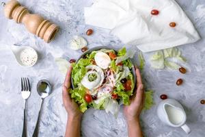 concepto para una comida vegetariana sabrosa y saludable. tazón de almuerzo vegano saludable. vista superior ensalada griega sobre fondo de piedra. ensalada orgánica de vegetales.
