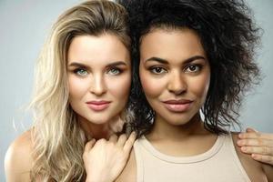 retrato de mujeres caucásicas y afroamericanas en estudio foto