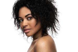 joven hermosa mujer negra con piel suave sobre fondo blanco foto