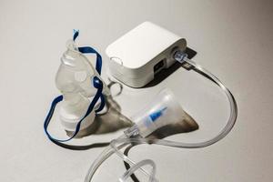 equipo médico para inhalación, mascarilla respiratoria aislada en fondo blanco foto