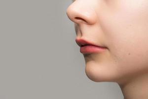 labios femeninos después del procedimiento de rubor de labios de maquillaje permanente foto