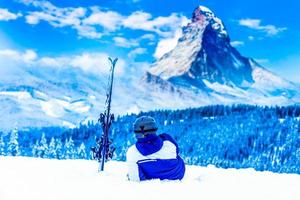esquiar con impresionantes vistas de las famosas montañas suizas en la hermosa nieve invernal. el cervino en primer plano el gran glaciar del desierto foto