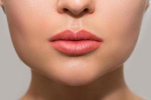 labios femeninos después del procedimiento de rubor de labios de maquillaje permanente foto