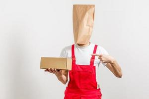 hombre con paquete de entrega de alimentos con paquetes en la cabeza foto