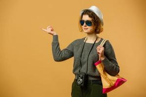 mujer turista con ropa informal de verano, sombrero haciendo selfie en un teléfono móvil aislado en un fondo amarillo anaranjado. pasajera que viaja al extranjero para viajar en una escapada de fin de semana. concepto de vuelo aéreo foto