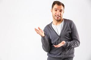 joven presentando su producto, aislado sobre un fondo blanco foto