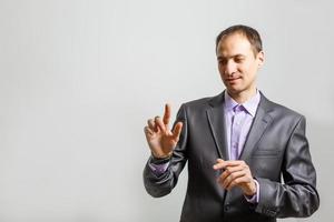 el hombre de negocios en una pared gris foto