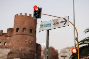 letrero de calle doblado y roto en roma, italia. foto