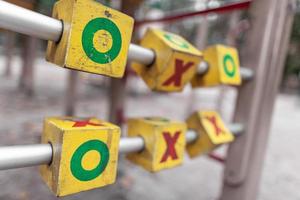 juguetes intelectuales en el patio de recreo, bloques de madera con letras. foto