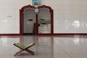 Corán o Corán en la mezquita durante el día. foto