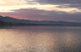 desenfocado en un hermoso lago por la tarde foto