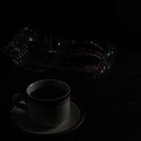 pastel de cucur y té aislado sobre fondo negro. pastel indonesio foto
