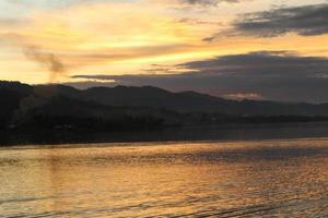 hermoso lago en la tarde foto