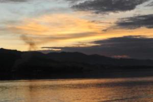 desenfocado en un hermoso lago por la tarde foto