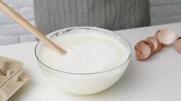 mãos de mulher quebrando um ovo, preparando-se para fazer massa, fazendo torta video