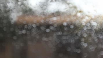 gotas de chuva escorrendo por uma janela, dia chuvoso video