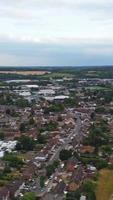 vista aérea de la ciudad británica y las vías del tren video