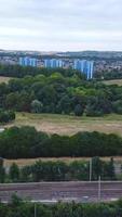 hermosa vista aérea de la ciudad de luton en inglaterra video