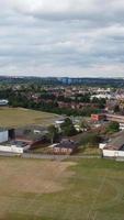 vista de ángulo alto de casas residenciales británicas en la ciudad de luton de inglaterra reino unido video