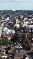 vista de alto ângulo de residências britânicas na cidade de luton, na inglaterra, reino unido video