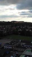 Blick aus der Vogelperspektive auf britische Wohnhäuser in der Stadt Luton in England, Großbritannien video