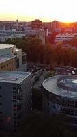 vista de ángulo alto de casas residenciales británicas en la ciudad de luton de inglaterra reino unido video