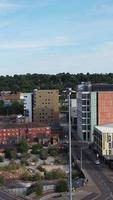 vista de ángulo alto de casas residenciales británicas en la ciudad de luton de inglaterra reino unido video