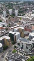 vista de ángulo alto de casas residenciales británicas en la ciudad de luton de inglaterra reino unido video