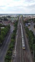 imagens aéreas de trilhos de trem passando pela cidade video