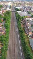 Luftaufnahmen von Bahngleisen, die durch die Stadt führen video