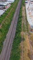 antenne beeldmateriaal van trein sporen voorbijgaan door stad video