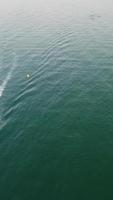 antenn antal fot av brittiskt sandig strand och hav. vertikal och porträtt stil 4k antal fot av Bournemouth strand med drönare kamera under solnedgång video