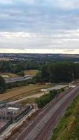 Luftaufnahmen von Bahngleisen, die durch die Stadt führen video