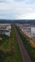 imagens aéreas de trilhos de trem passando pela cidade video