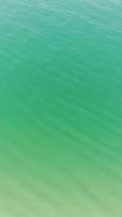 aereo metraggio di Britannico sabbioso spiaggia e oceano. verticale e ritratto stile 4k metraggio di bournemouth spiaggia con di droni telecamera durante tramonto video