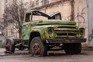 viejo camión oxidado abandonado de los tiempos de la unión soviética. foto