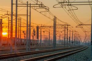 estación de tren al atardecer foto